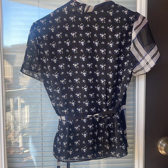 *Mismatched Pattern Wrap Top- Vince Camuto - Picture 7 of 7